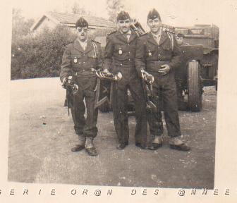 edmond au milieu et ses deux copains a l'arme.jpg